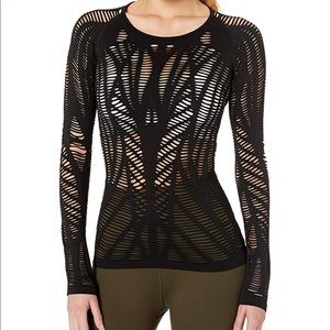 Alo women’s wanderer top in black